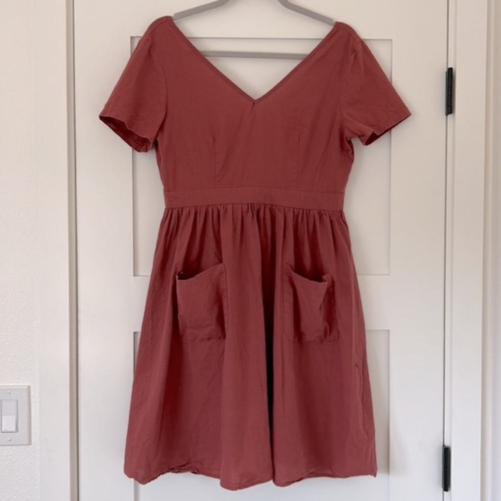 Mauve Dress with pockets and buttons women’s size 6